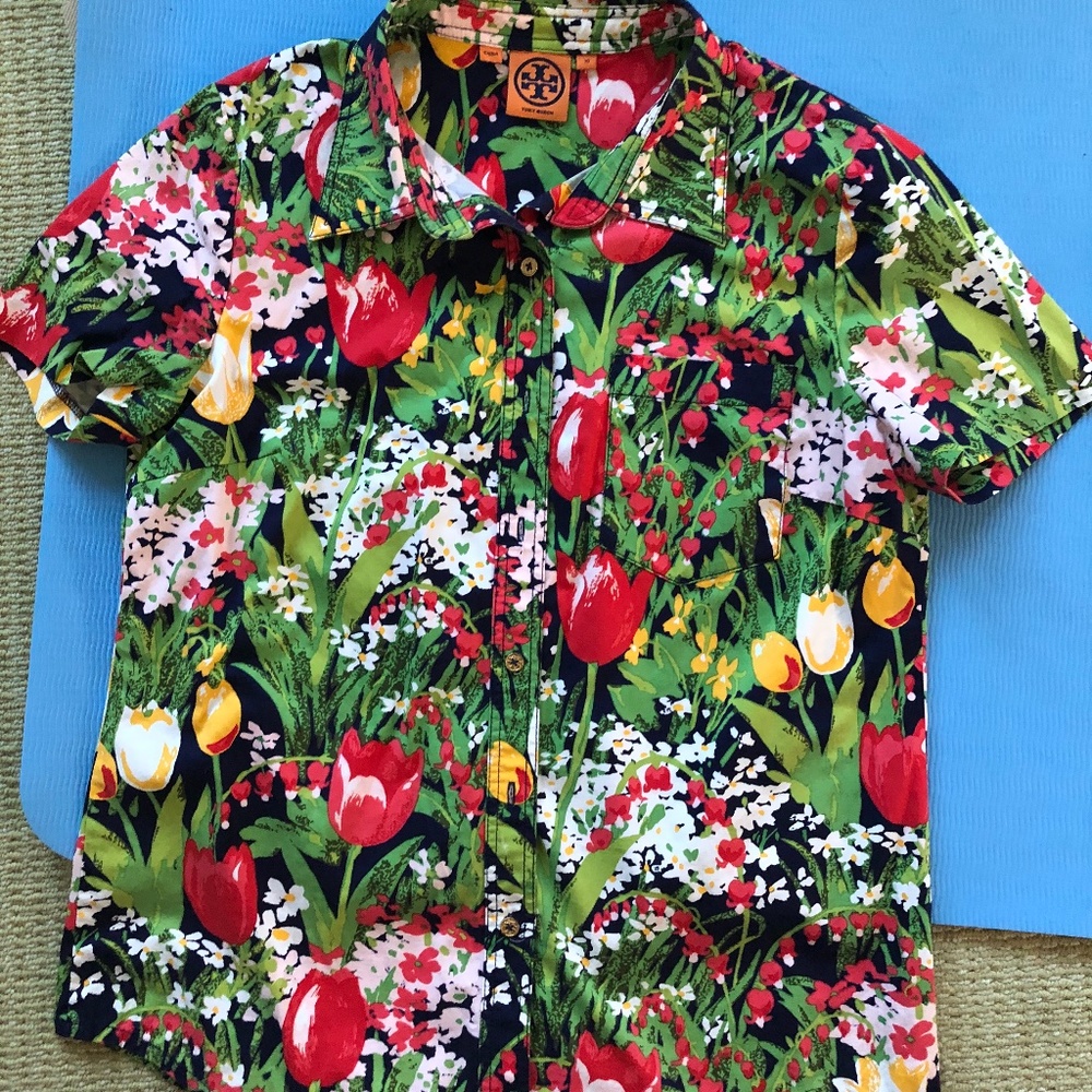 Cotton floral blouse.